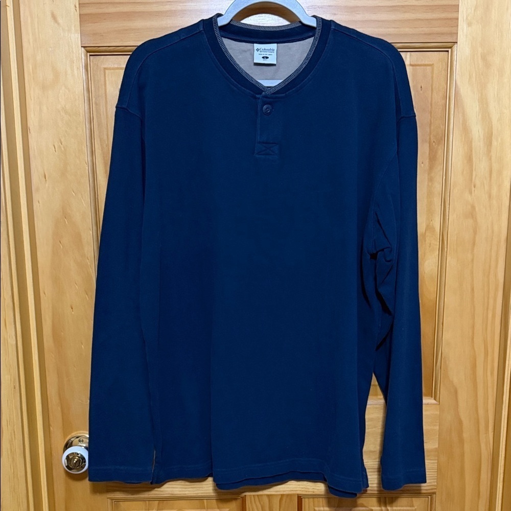 Columbia Men's Blue Long Sleeve Thermal One Button Top, Size Large.